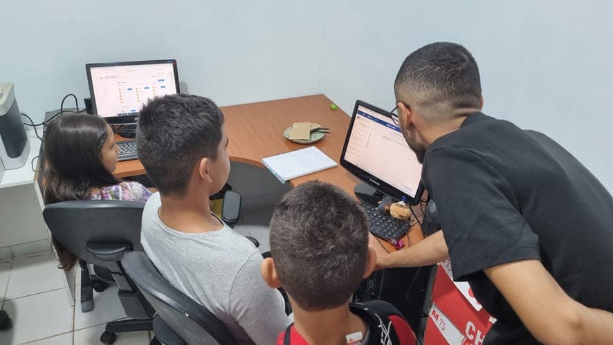 Crianças aprendendo no programa Edukhan